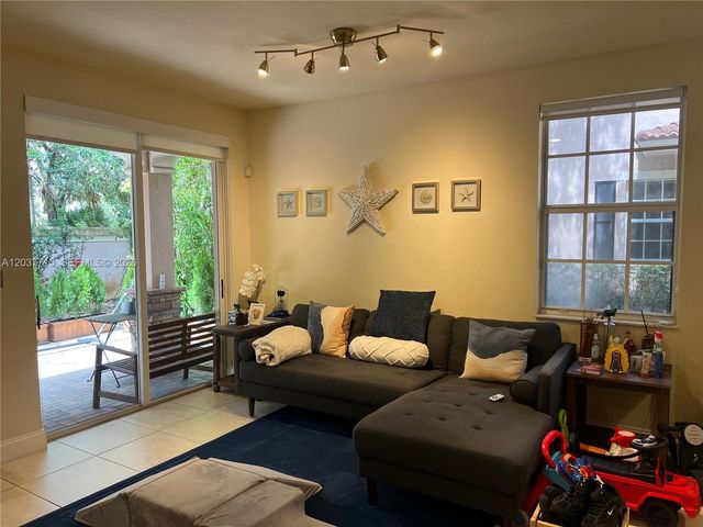 280 Las Brisas Cir 280, Sunrise, FL 33326