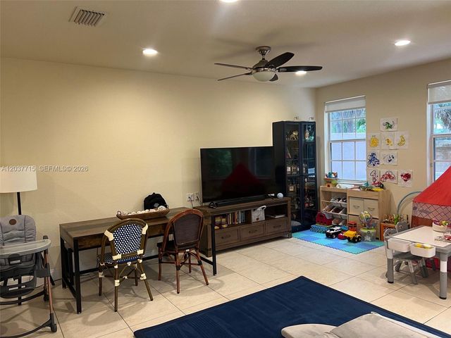 280 Las Brisas Cir 280, Sunrise, FL 33326