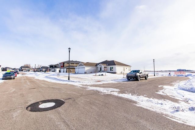 4268 Pine Parkway S, Fargo, ND 58104