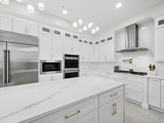 635 JUNGLE QUEEN WAY, Longboat Key, FL 34228