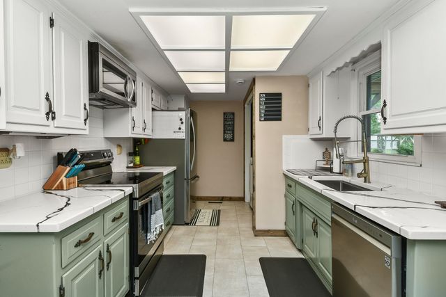 6074 W Farm Road 94, Springfield, MO 65803
