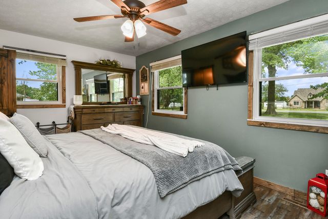 6074 W Farm Road 94, Springfield, MO 65803