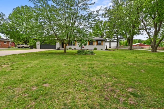 6074 W Farm Road 94, Springfield, MO 65803