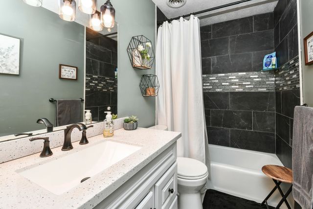6074 W Farm Road 94, Springfield, MO 65803