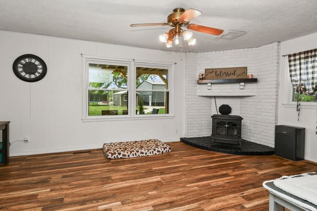 6074 W Farm Road 94, Springfield, MO 65803