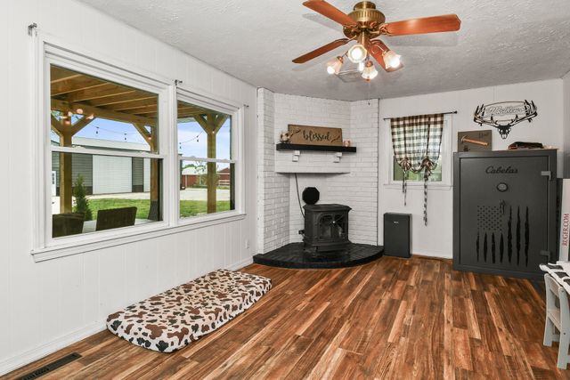 6074 W Farm Road 94, Springfield, MO 65803