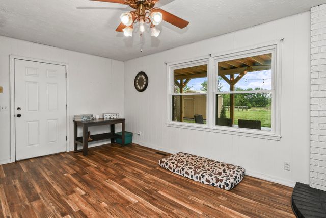6074 W Farm Road 94, Springfield, MO 65803