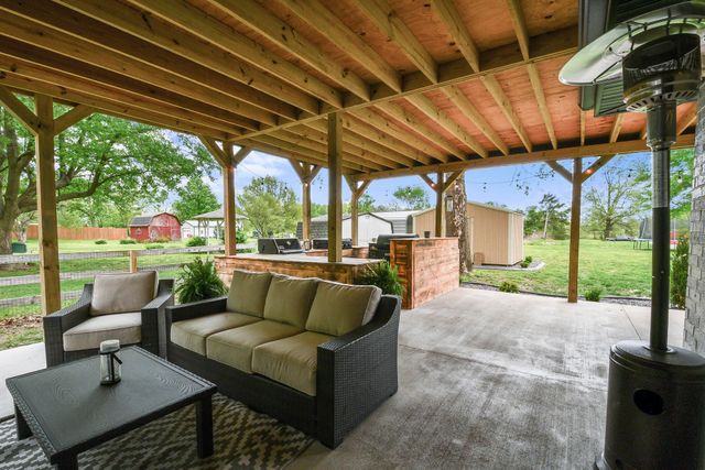 6074 W Farm Road 94, Springfield, MO 65803