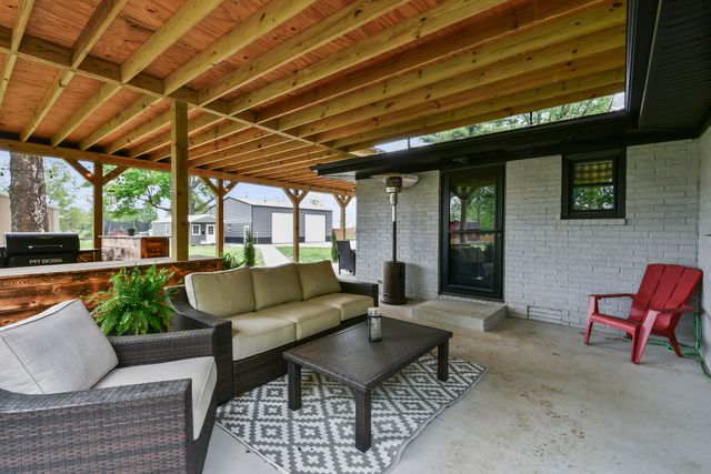 6074 W Farm Road 94, Springfield, MO 65803