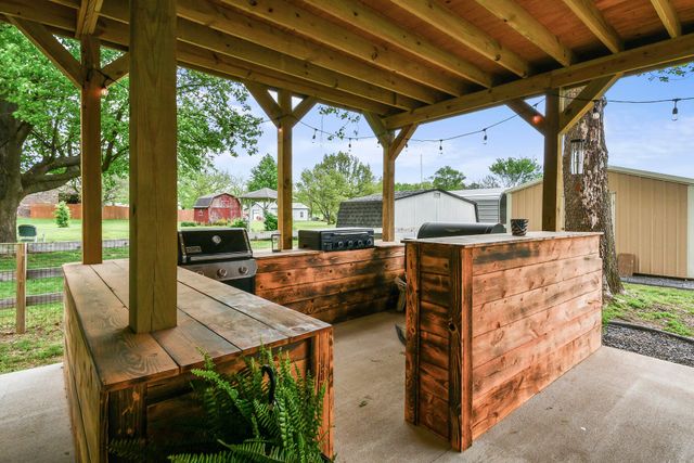6074 W Farm Road 94, Springfield, MO 65803