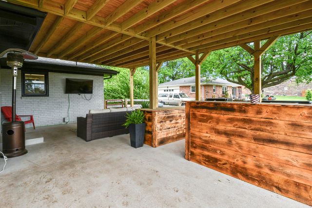 6074 W Farm Road 94, Springfield, MO 65803