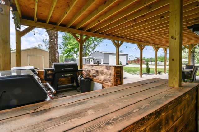 6074 W Farm Road 94, Springfield, MO 65803