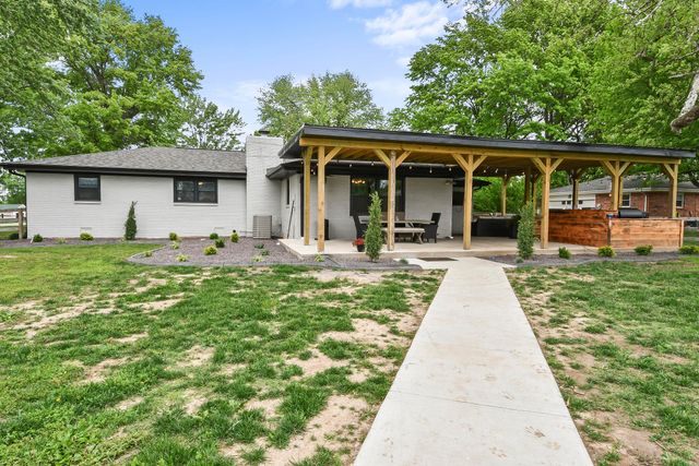 6074 W Farm Road 94, Springfield, MO 65803