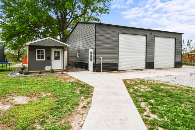 6074 W Farm Road 94, Springfield, MO 65803