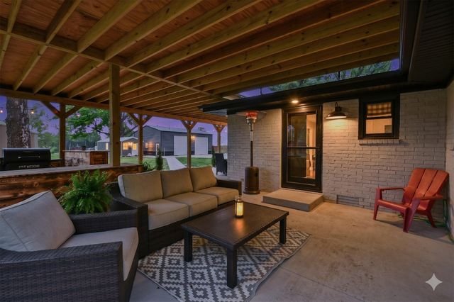 6074 W Farm Road 94, Springfield, MO 65803