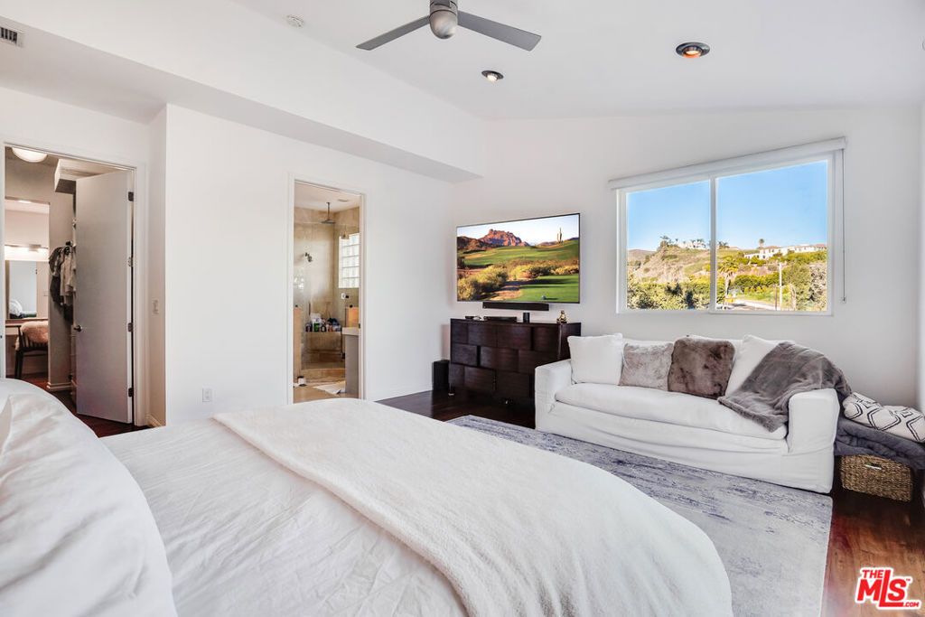 Image 12 of property listing at 28927 W Beach Lane, Malibu, CA 90265