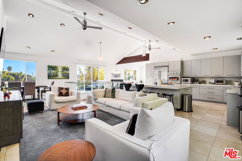Image 3 of property listing at 28927 W Beach Lane, Malibu, CA 90265