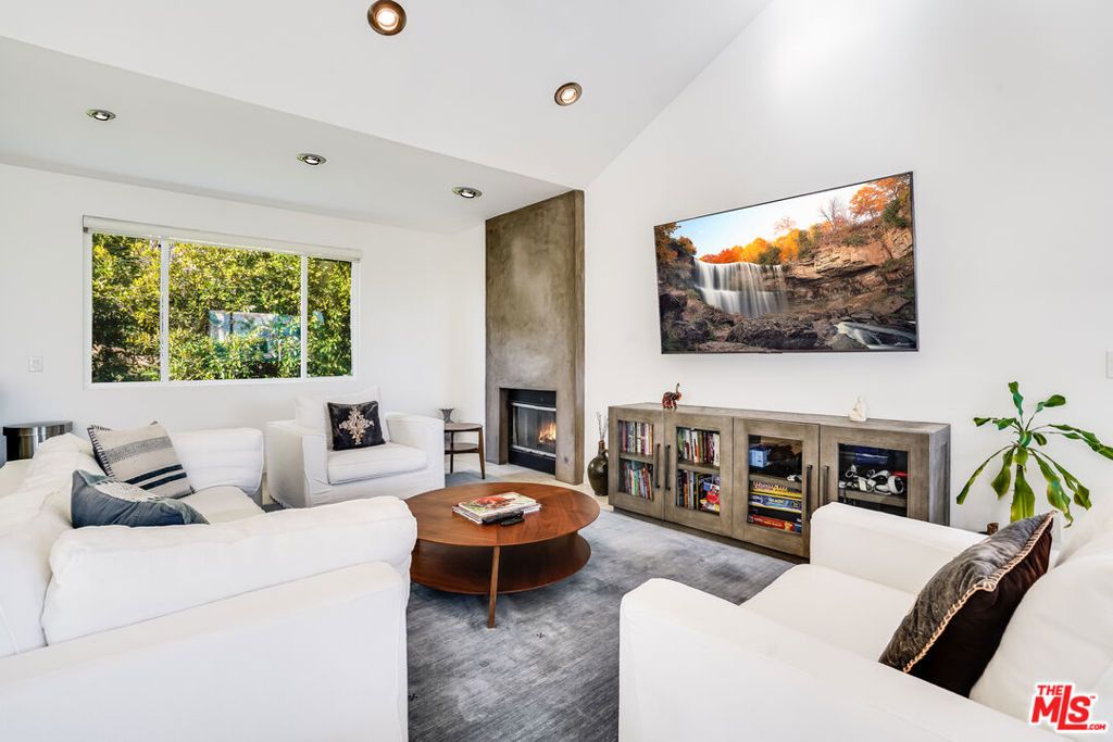 Image 4 of property listing at 28927 W Beach Lane, Malibu, CA 90265