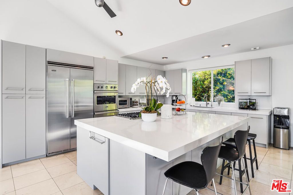 Image 5 of property listing at 28927 W Beach Lane, Malibu, CA 90265