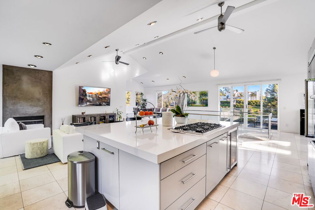 Image 6 of property listing at 28927 W Beach Lane, Malibu, CA 90265