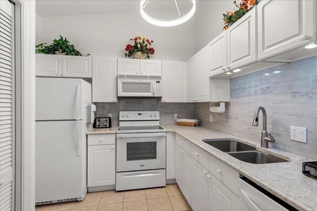 8842 GRAND PALMS CIRCLE B, Kissimmee, FL 34747