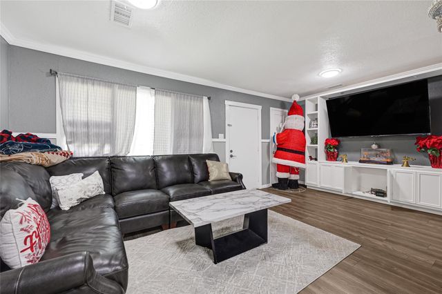 1033 W Snyder Street, Alvin, TX 77511