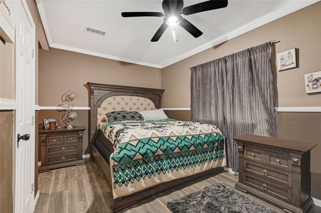 1033 W Snyder Street, Alvin, TX 77511