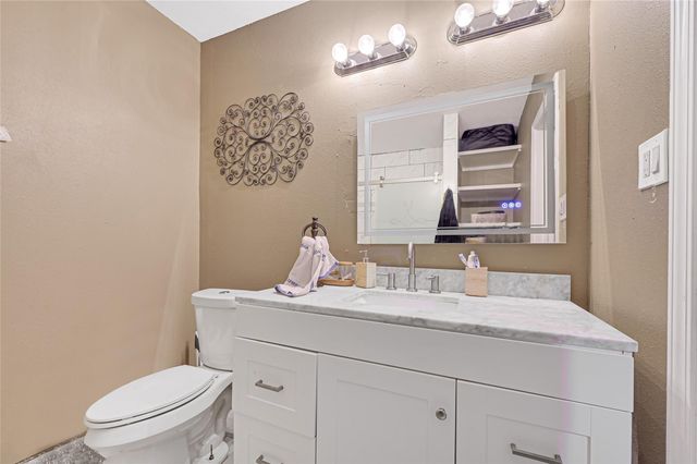 1033 W Snyder Street, Alvin, TX 77511