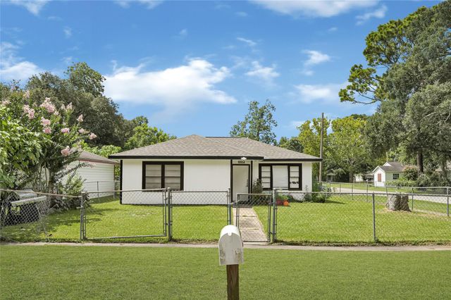 1033 W Snyder Street, Alvin, TX 77511