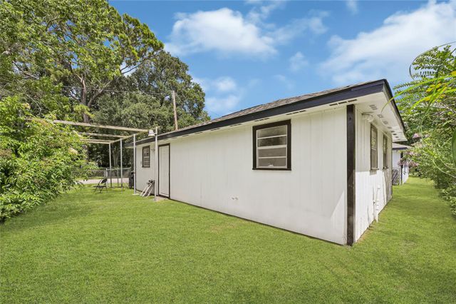 1033 W Snyder Street, Alvin, TX 77511