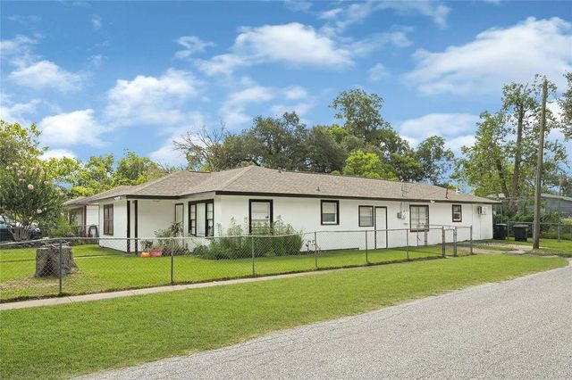 1033 W Snyder Street, Alvin, TX 77511