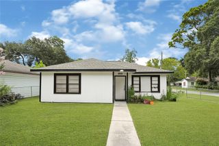 1033 W Snyder Street, Alvin, TX 77511