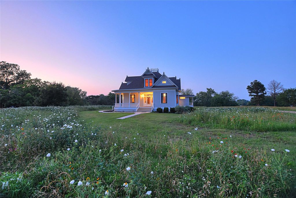 807 Colorado DR, Smithville, TX 78957