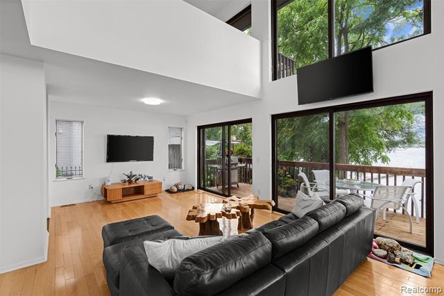 4616 Cass Elizabeth Road, Waterford, MI 48328