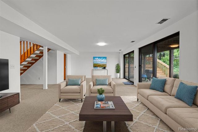 4616 Cass Elizabeth Road, Waterford, MI 48328