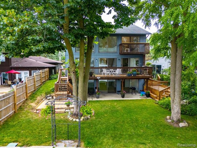 4616 Cass Elizabeth Road, Waterford, MI 48328