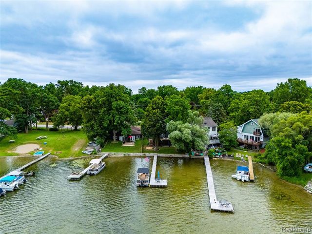 4616 Cass Elizabeth Road, Waterford, MI 48328