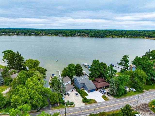 4616 Cass Elizabeth Road, Waterford, MI 48328