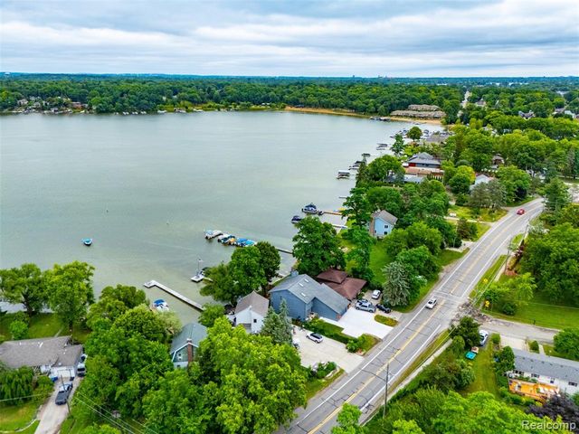 4616 Cass Elizabeth Road, Waterford, MI 48328