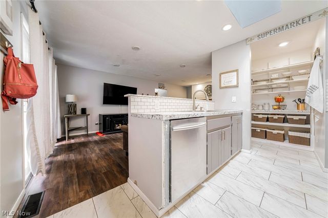 6165 Creekside Lane, North Ridgeville, OH 44039