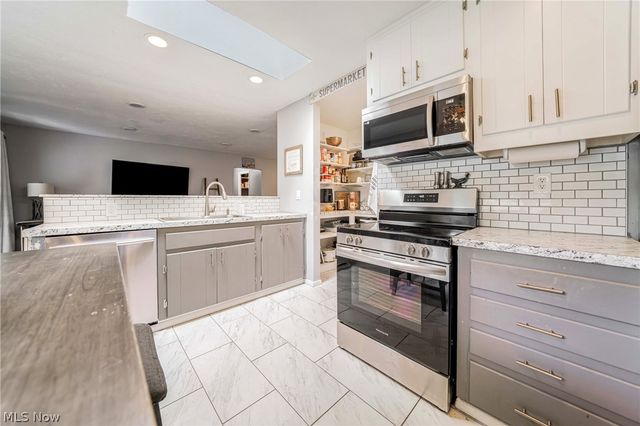 6165 Creekside Lane, North Ridgeville, OH 44039