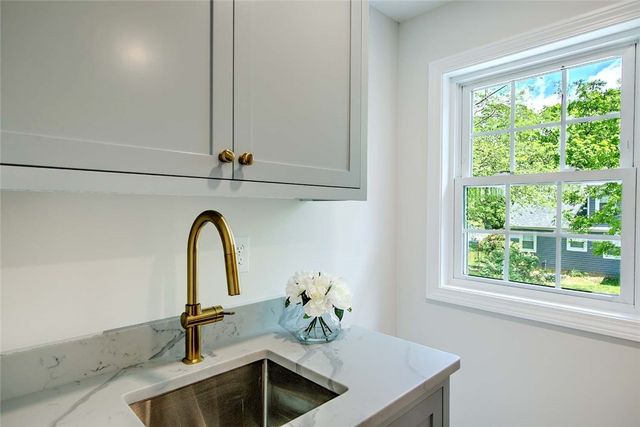 1 Cheshire Drive, Barrington, RI 02806