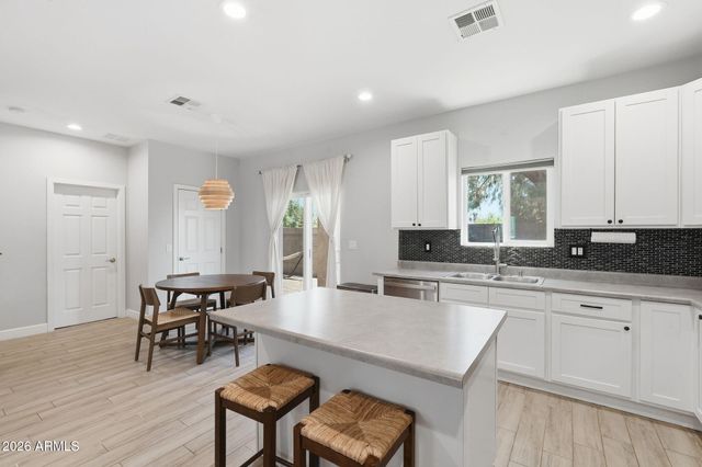 1021 E ODEUM Lane, Phoenix, AZ 85040