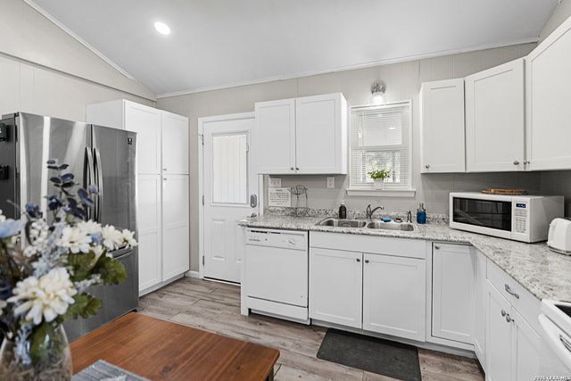 553 Matt Dillon Dr, Bandera, TX 78003