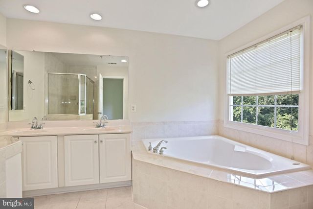 1614 LEEDS CASTLE DR, Vienna, VA 22182