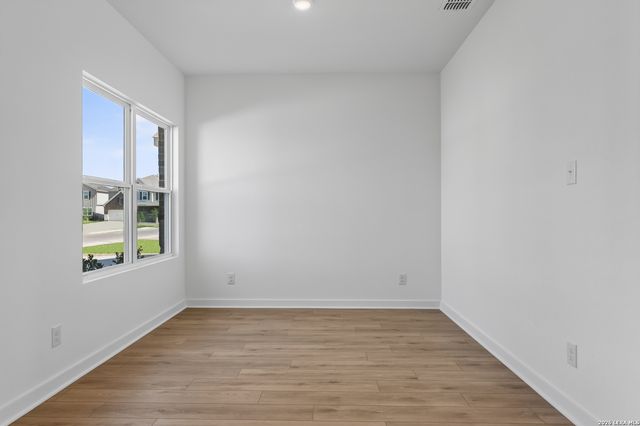 302 Brood Dr, Adkins, TX 78101