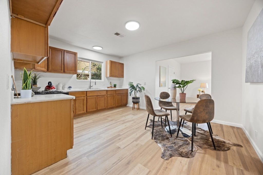 Image 13 of property listing at 10306 10306 Pippin St, Oakland, CA 94603