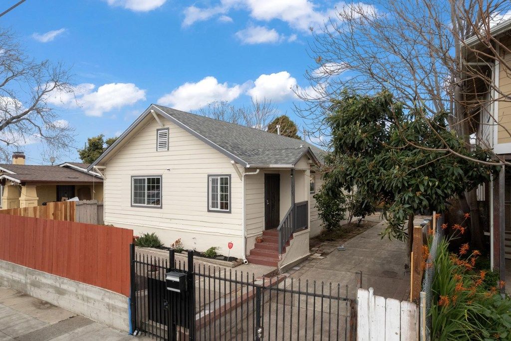 Image 2 of property listing at 10306 10306 Pippin St, Oakland, CA 94603