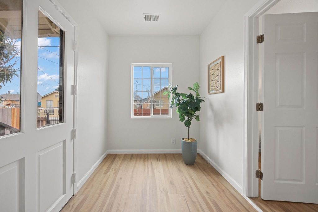 Image 4 of property listing at 10306 10306 Pippin St, Oakland, CA 94603