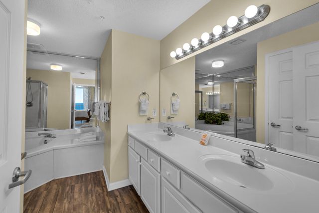 8577 Gulf Boulevard APT 501, Navarre, FL 32566